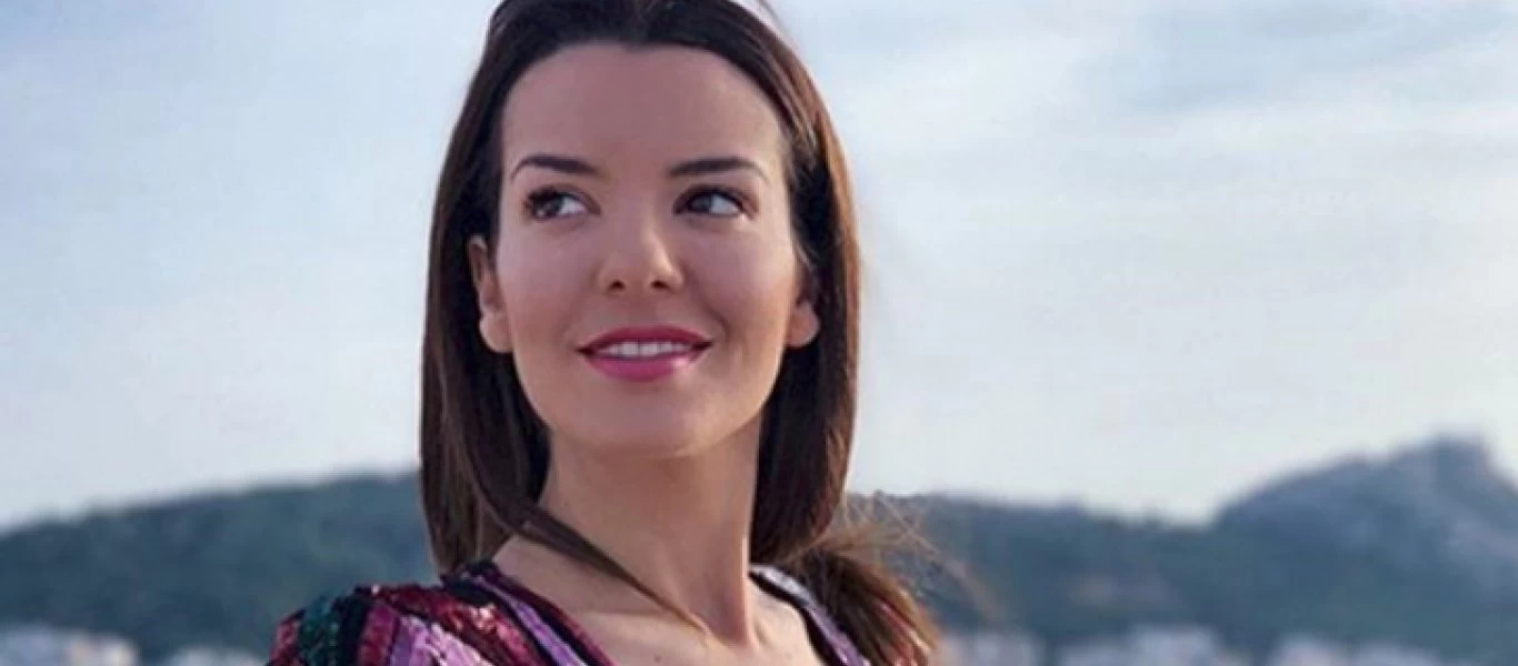 Νικολέττα Ράλλη: Φωτογραφία με φόντο τον πύργο του Άιφελ φορώντας μόνο τα εσώρουχά της (φωτο)